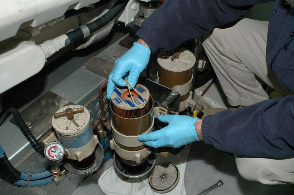 Ideally, primary filter elements should be able to be changed quickly and easily, even under adverse conditions, and without the need for tools.