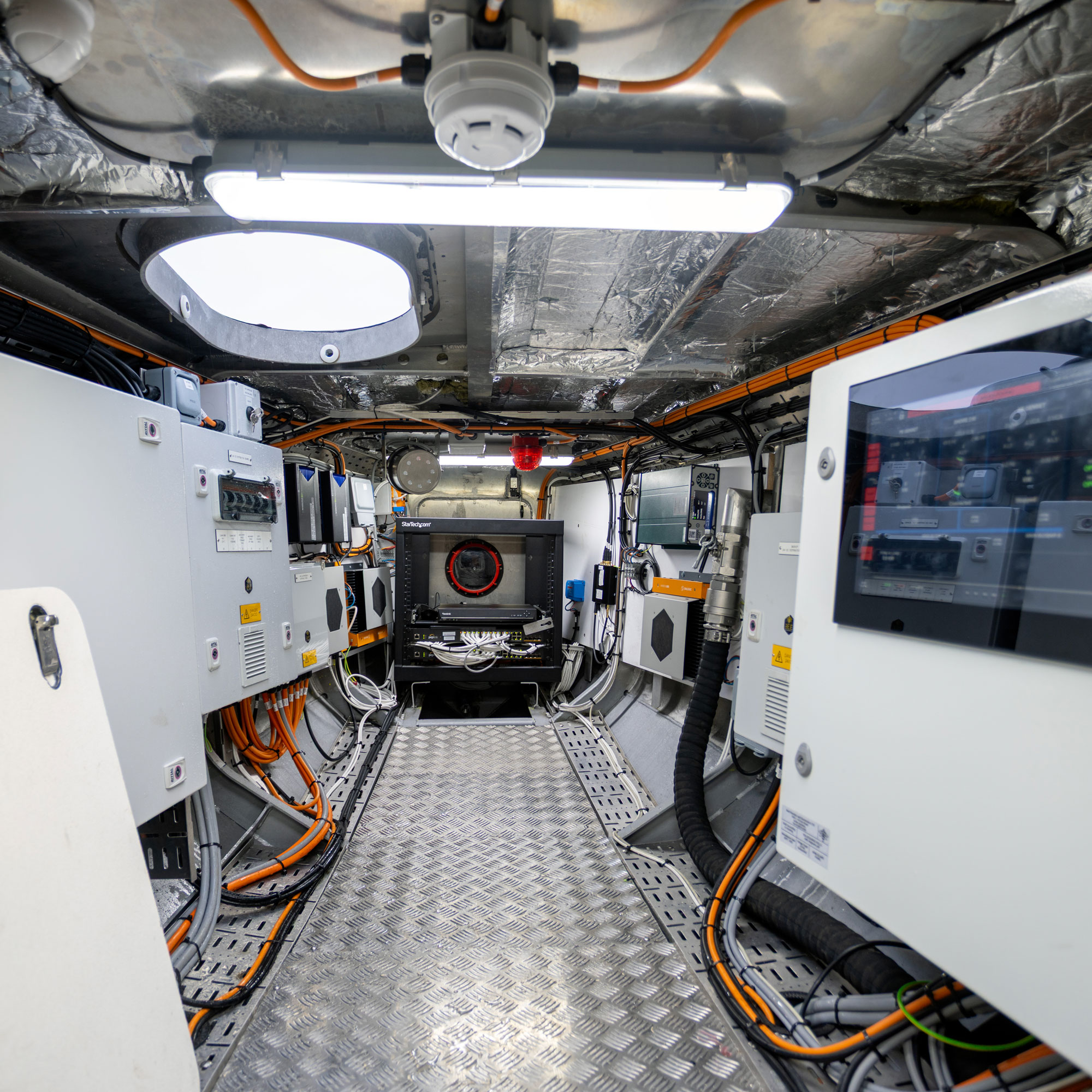 Oceanus 12 interior